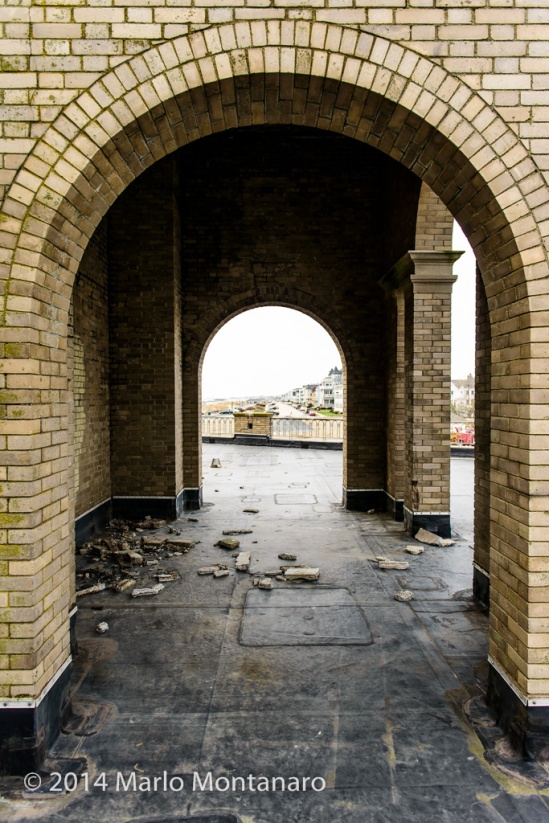 The central archway on the roof.